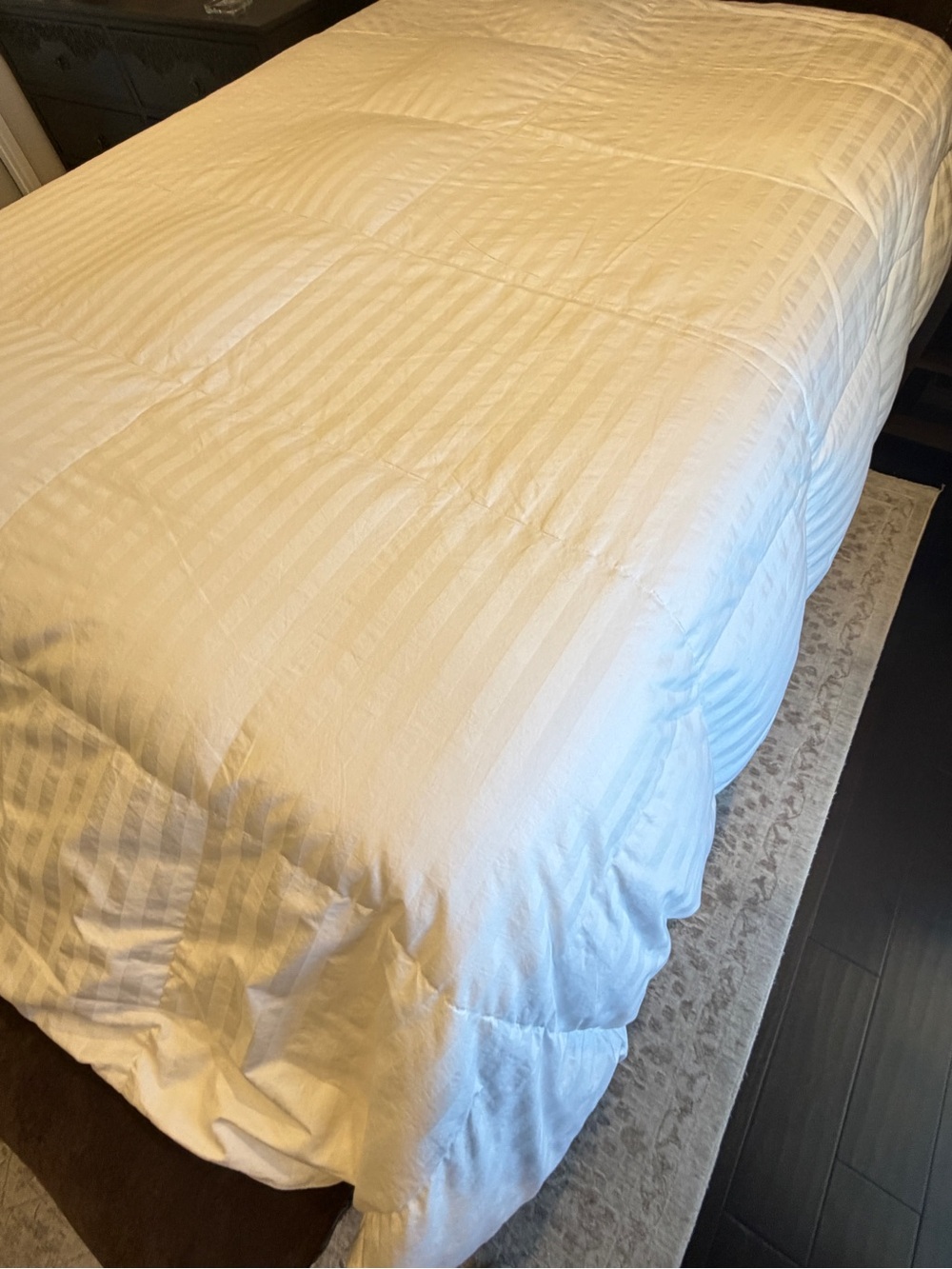 Costco Hotel Grand White Down Comforter - Luxury White Bedding King - Picture 6 of 10